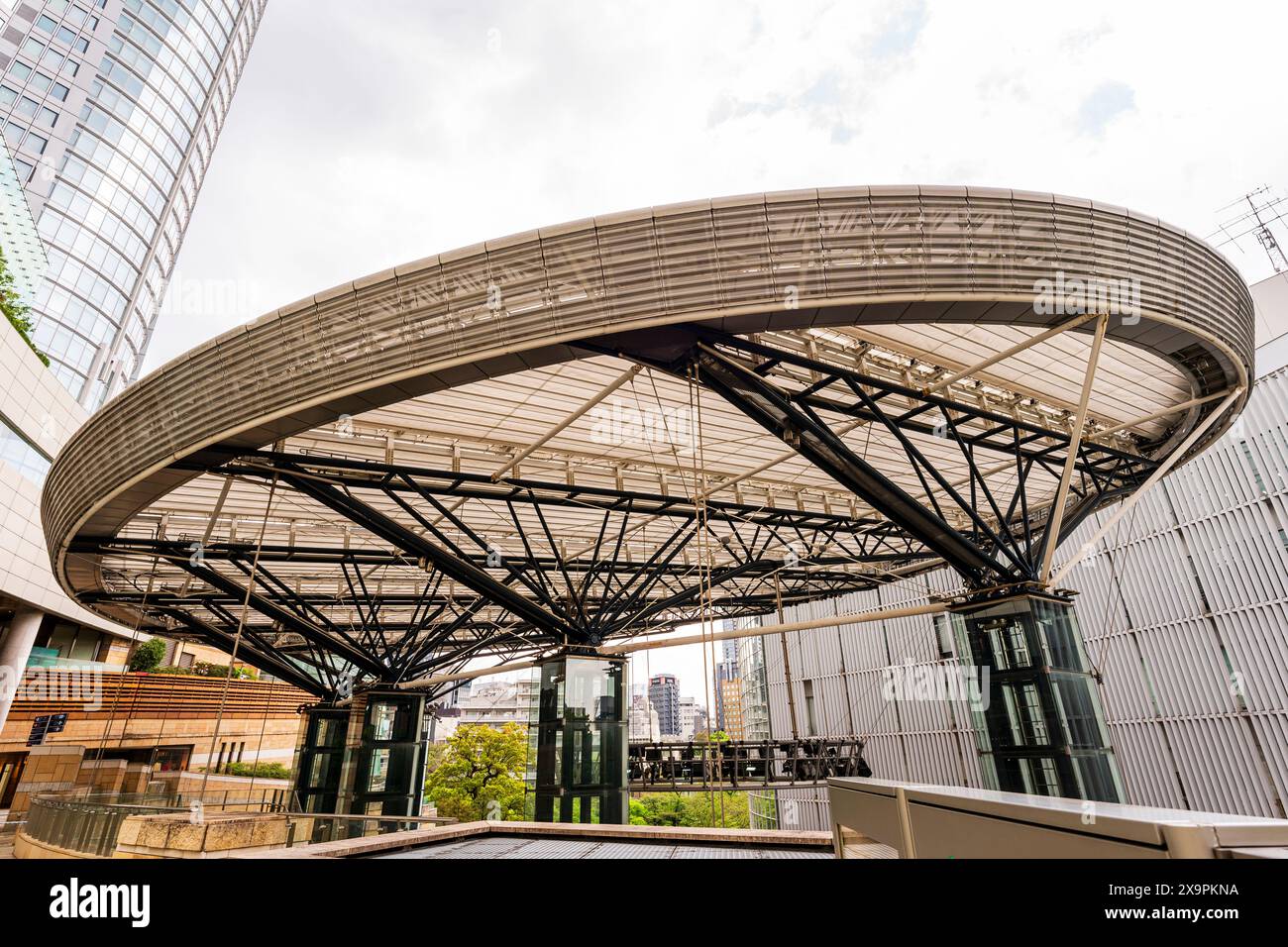 Il tetto dell'arena del moderno complesso Roppongi Hills. Sorretto da quattro serie di quattro montanti neri collegati tra loro con un telaio che sostiene il tetto. Foto Stock