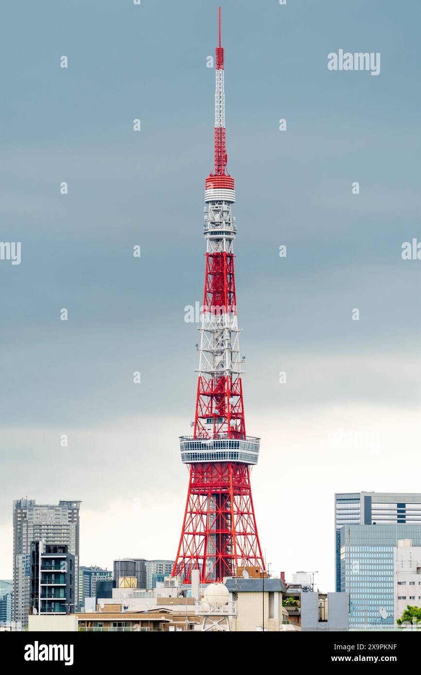 L'iconica torre rossa e bianca di Tokyo sullo skyline della città su uno sfondo nuvoloso grigio. Viene utilizzato per le comunicazioni e l'osservazione. Foto Stock