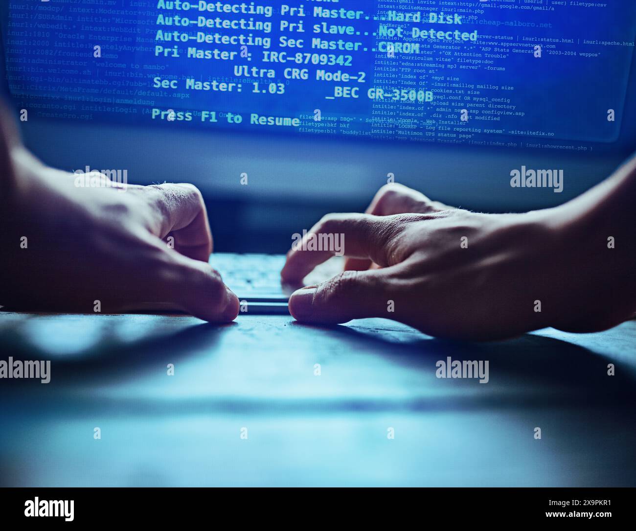 Hacker, mani e sicurezza informatica, password e accesso al sito web. Digitale, cibercriminalità online e protezione dei dati, programmazione di virus per Internet web Foto Stock