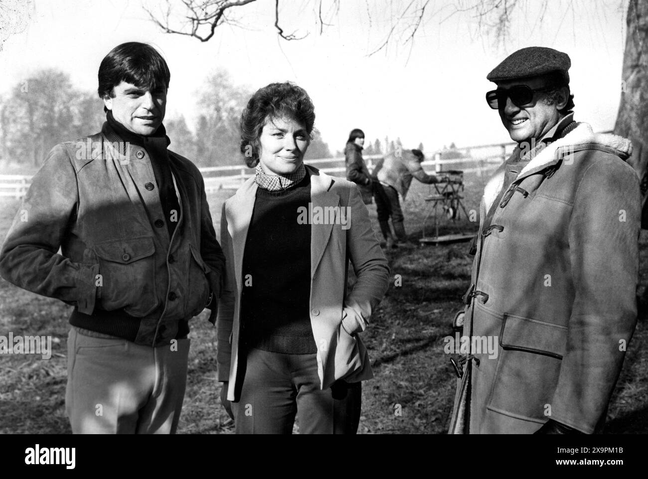 Sam Neill, Lisa Harrow e il produttore Harvey Bernhard, sul set del film "The Final Conflict", 20th Century-Fox, 1981 Foto Stock