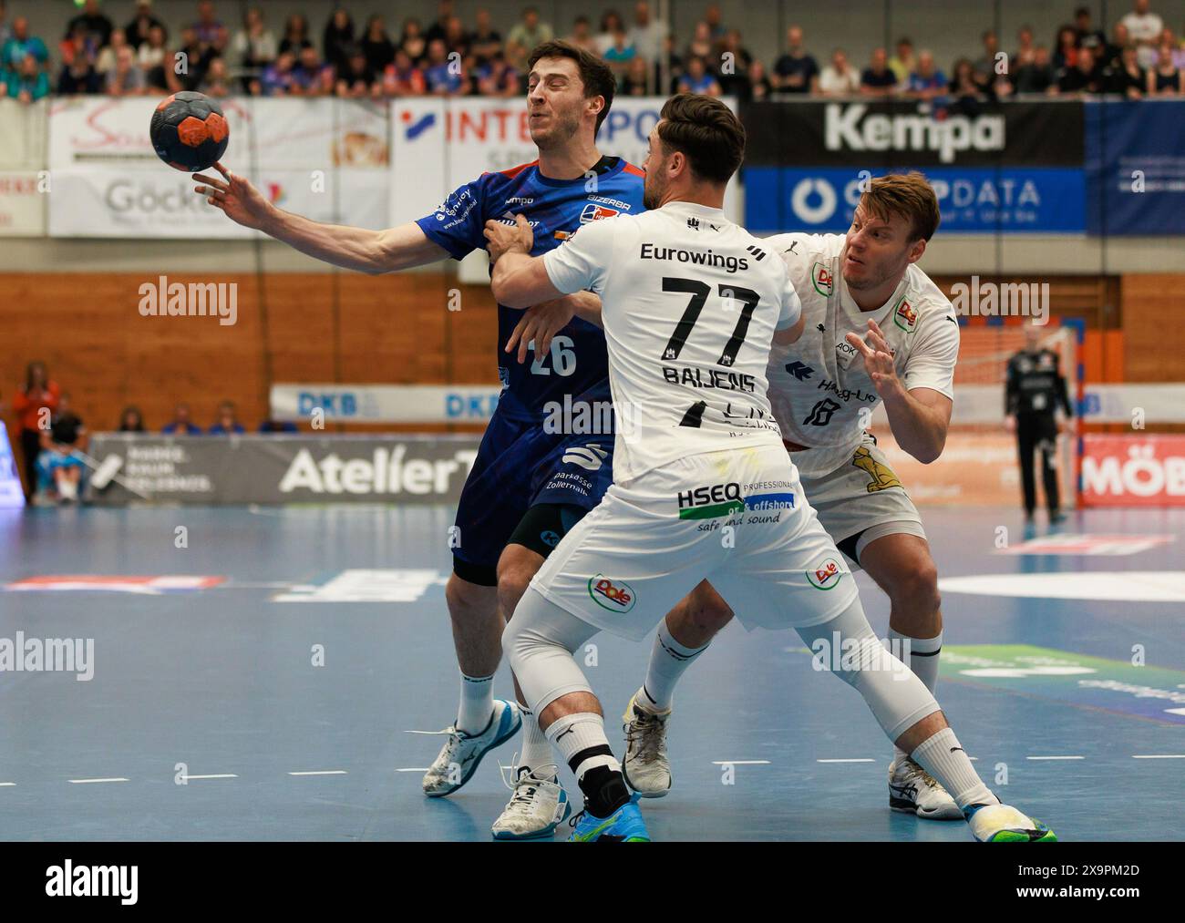 Lukas Saueressig (HBW Balingen-Weilstetten, #26), Dani Baijens (HSV Hamburg, #77), Niklas Weller (HSV Hamburg, #13) HBW Balingen-Weilstetten (HBW) vs. HSV Hamburg (HSVH), Handball, Maenner, Liqui Moly Handball Bundesliga (HBL), 34. Spieltag, Spielzeit 2023/2024, 02.06.2024 foto: Eibner-Pressefoto/Oliver Schmidt Foto Stock