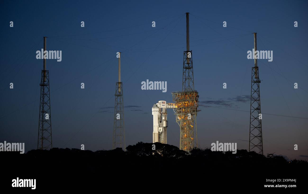 Cape Canaveral, Stati Uniti d'America. 31 maggio 2024. La navicella spaziale Boeing CST-100 Starliner sul razzo ULA Atlas V al tramonto mentre si prepara per il giorno di lancio dallo Space Launch Complex-41 al Kennedy Space Center, 31 maggio 2024, a Cape Canaveral, Florida. Lo Starliner First Manned Crew Flight test ha subito una serie di ritardi e il lancio è previsto per il 1° giugno. Crediti: Joel Kowsky/NASA Photo/Alamy Live News Foto Stock