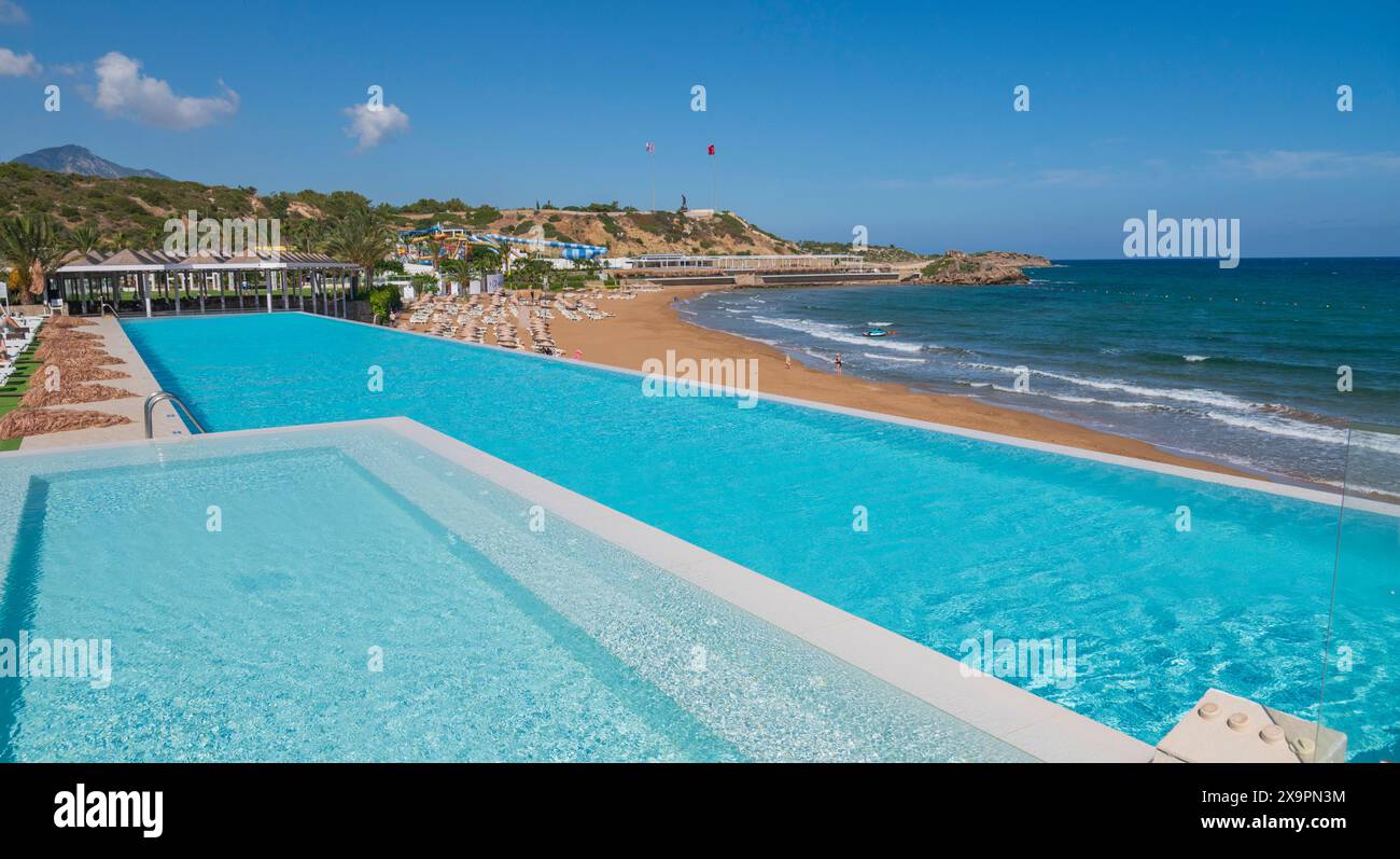 Vista della piscina e del mare dall'hotel a Catalkoy, Kyrenia, Cipro Nord. Foto Stock