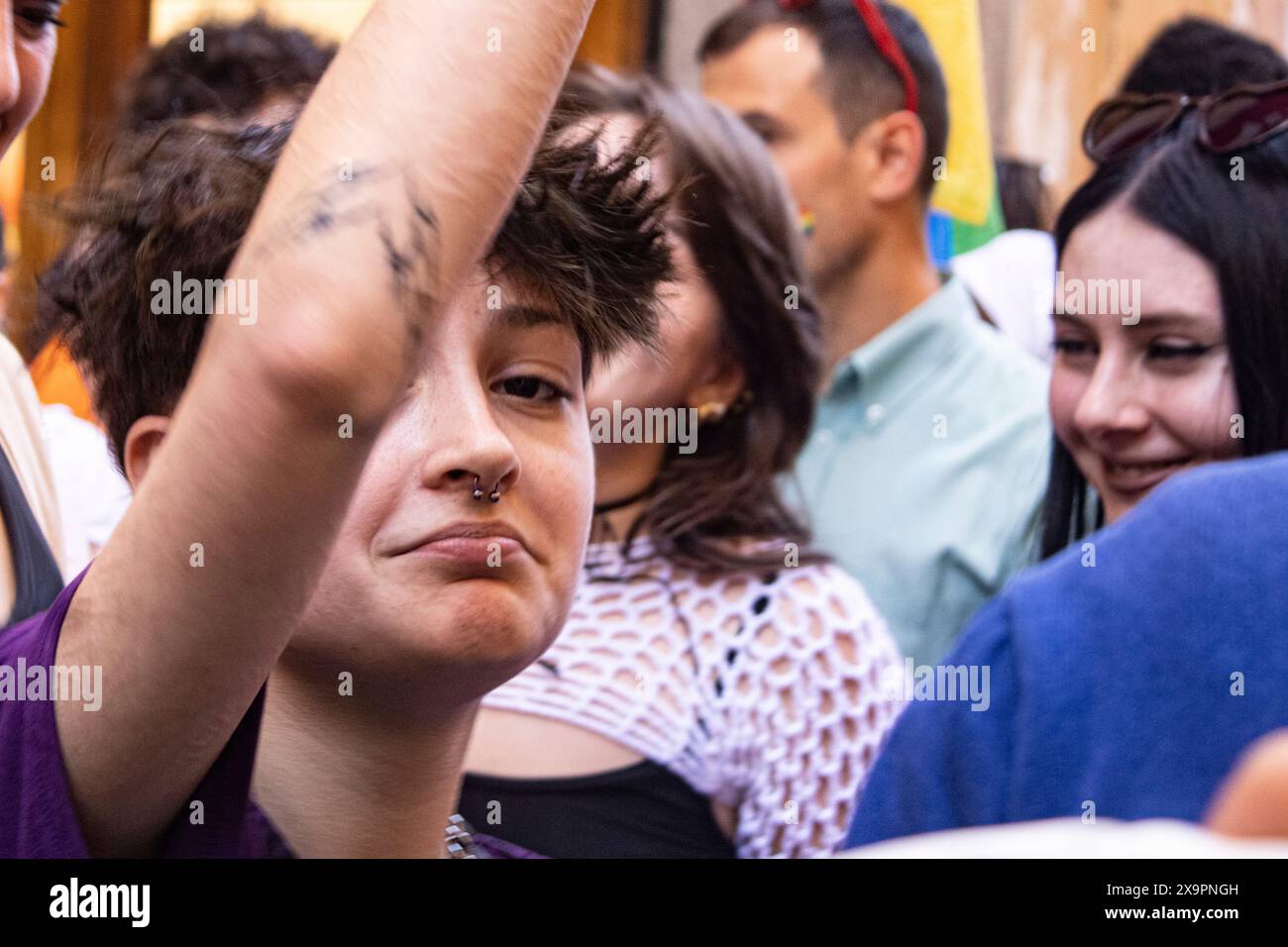 Viterbo, Italia. 1 giugno 2024. In Tuscia il primo GayPride prende le strade, inaugurando quelle in tutta Italia. Più di mille manifestanti hanno invaso le strade di Viterbo per gridare contro ogni forma di discriminazione e sfruttamento. Sulla scia di Raffaella CarrÃ, la marcia si è pronunciata a favore del popolo palestinese, dei diritti dei lavoratori e dei migranti, insieme a tutti coloro che sono sfruttati. (Credit Image: © Elisa Bianchini/Pacific Press via ZUMA Press Wire) SOLO PER USO EDITORIALE! Non per USO commerciale! Foto Stock