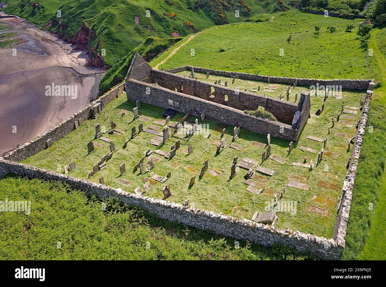 St. John's Church & Kirkyard Gardenstown Aberdeenshire le rovine della chiesa e il cimitero sopra la spiaggia Foto Stock