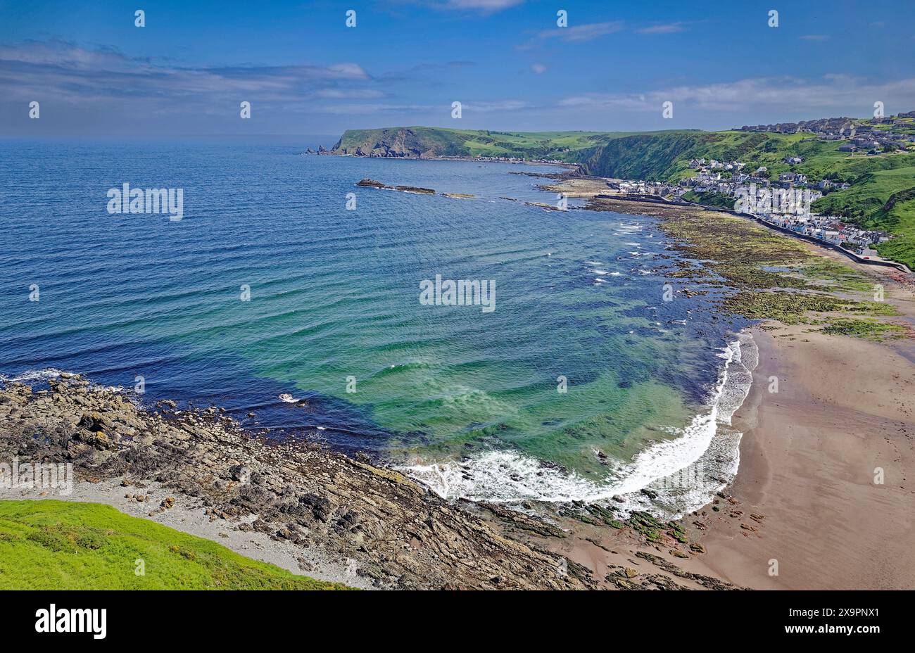 St. John's Church & Kirkyard Gardenstown, Aberdeenshire, vista sulla baia del mare verde blu e sulla spiaggia di Gardenstown Foto Stock
