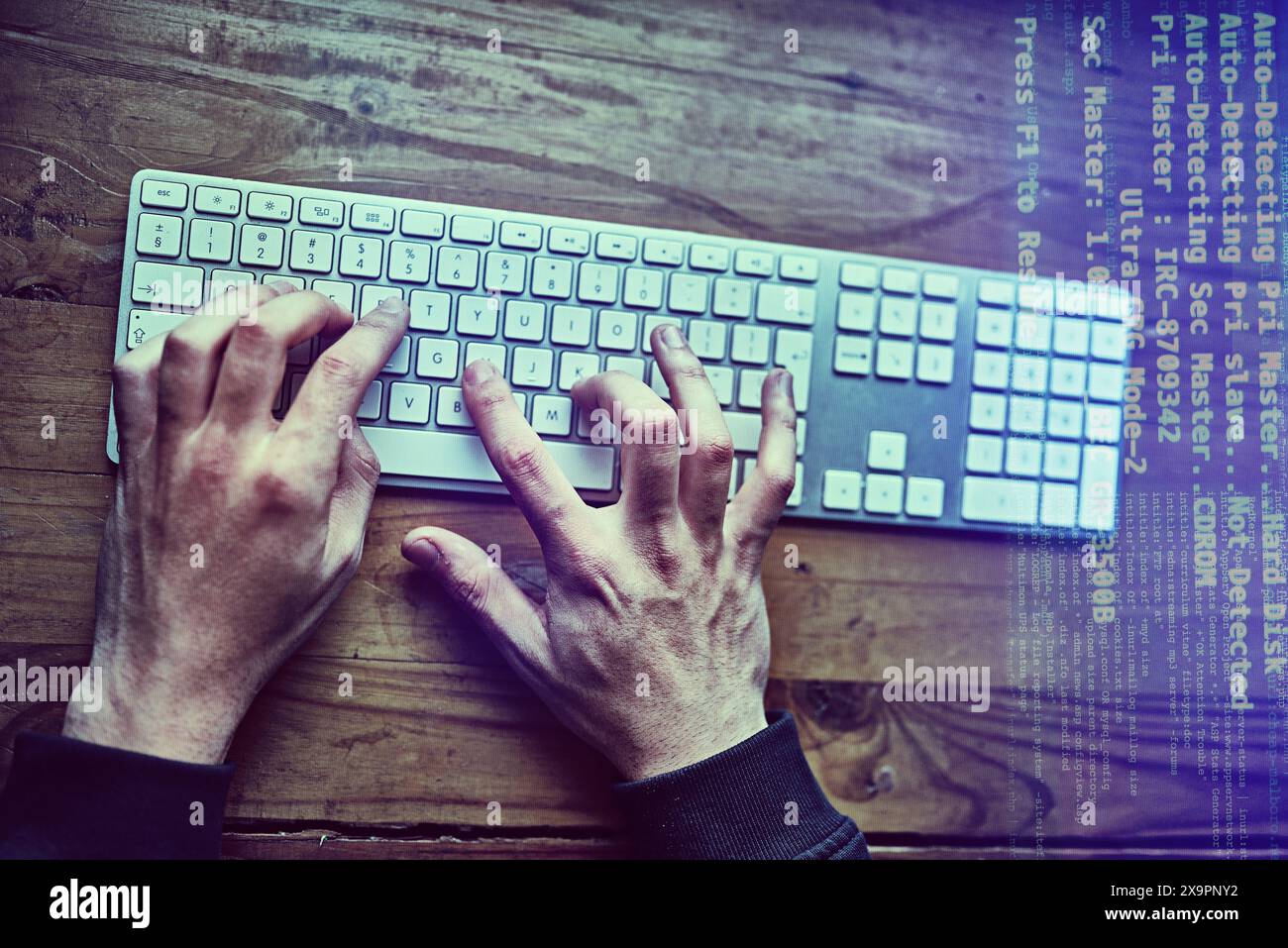 Hacker, mani e sicurezza informatica, codice e accesso al sito web. per la protezione dei dati, la sovrapposizione e la criminalità informatica online. Programmazione di virus per Internet Web Foto Stock