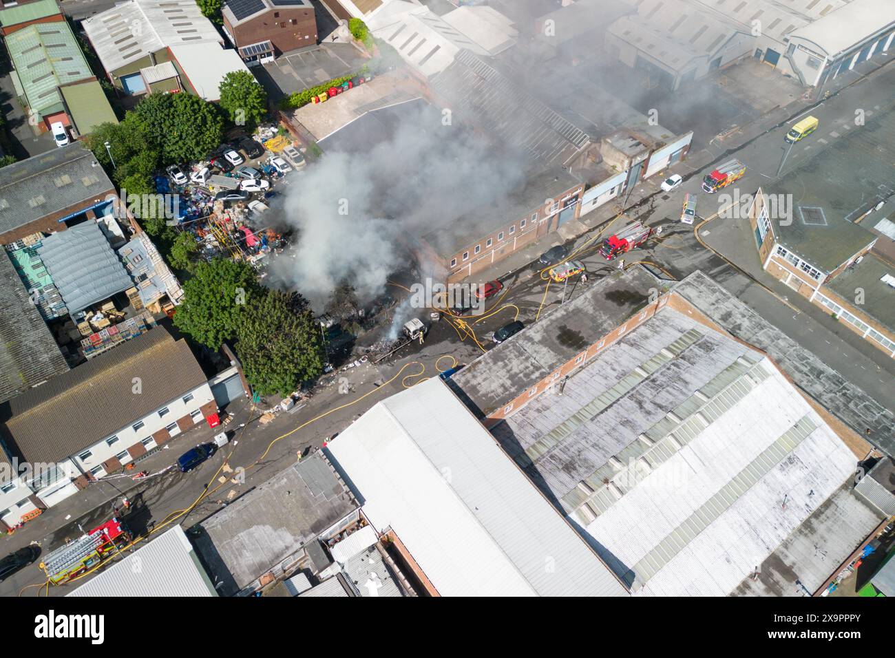 Birmingham, Regno Unito. 2 giugno 2024. Il servizio antincendio West Midlands dispone di 10 pompe con circa 50 pompieri, un equipaggio di grandi volumi e una piattaforma idraulica in presenza di un incendio in un'unità industriale in Lower Tower Street, a Newtown, Birmingham. Il fumo poteva essere visto per chilometri in giro per la città. Una chiamata al 999 è arrivata alle 15:20 per un grande incendio di un cantiere industriale. I vigili del fuoco stanno ora tentando di impedire che gli incendi si propaghino alle proprietà adiacenti. È stato riferito che il cantiere contiene un numero sconosciuto di cilindri. Non è stato riferito che qualcuno sia rimasto ferito. Credito: Interrompi stampa Media/Alamy L Foto Stock