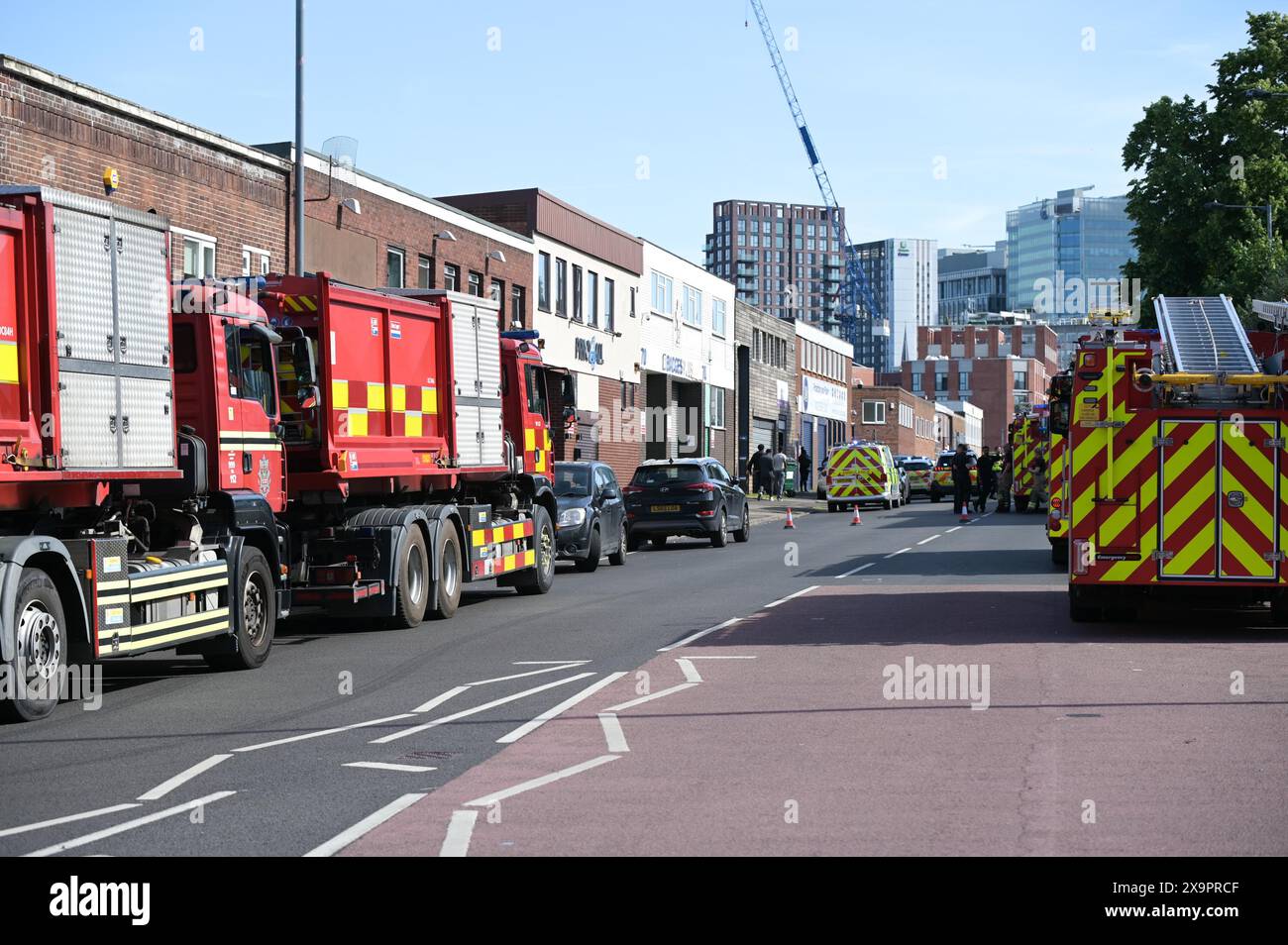 Birmingham, Regno Unito. 2 giugno 2024. Il servizio antincendio West Midlands dispone di 10 pompe con circa 50 pompieri, un equipaggio di grandi volumi e una piattaforma idraulica in presenza di un incendio in un'unità industriale in Lower Tower Street, a Newtown, Birmingham. Il fumo poteva essere visto per chilometri in giro per la città. Una chiamata al 999 è arrivata alle 15:20 per un grande incendio di un cantiere industriale. I vigili del fuoco stanno ora tentando di impedire che gli incendi si propaghino alle proprietà adiacenti. È stato riferito che il cantiere contiene un numero sconosciuto di cilindri. Non è stato riferito che qualcuno sia rimasto ferito. Credito: Interrompi stampa Media/Alamy L Foto Stock