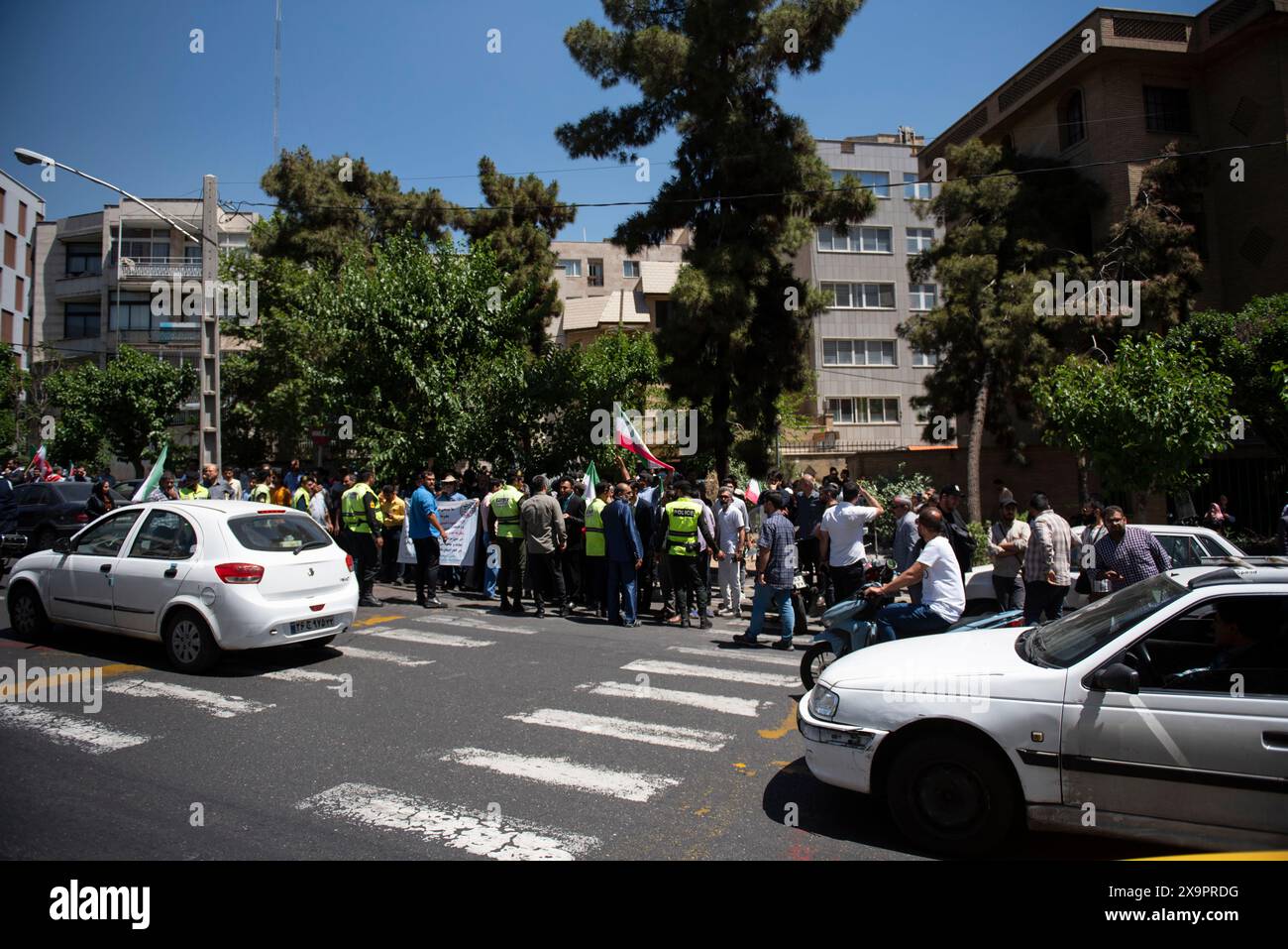 Teheran, Iran. 2 giugno 2024. I sostenitori dell'ex presidente iraniano Mahmoud Ahmadinejad aspettano che lasci il Ministero dell'interno a Teheran, Iran, domenica 2 giugno 2024. (Foto di Sobhan Farajvan/Pacific Press) credito: Pacific Press Media Production Corp./Alamy Live News Foto Stock