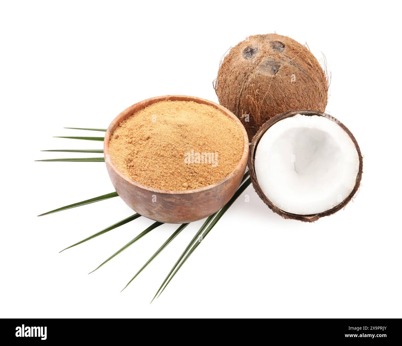 Zucchero di cocco nel recipiente, frutta e foglie di palma isolate su bianco Foto Stock