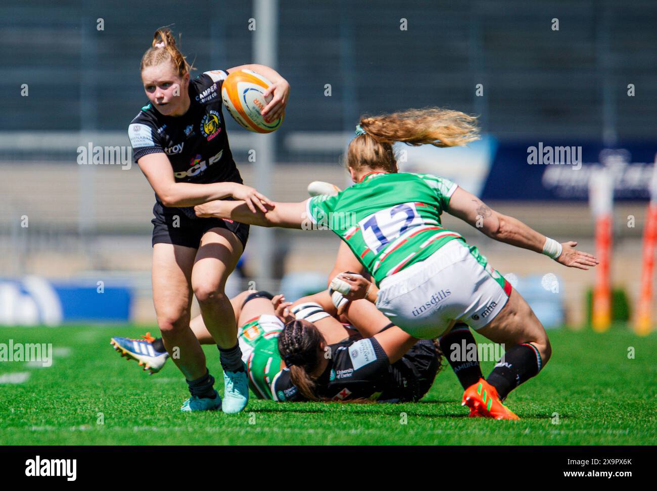 Connie Clarke di Exeter corre con la palla mentre supera Charlotte Daley di Leicester Exeter Chiefs Women vs Leicester Tiger Women PWR Sandy P. Foto Stock