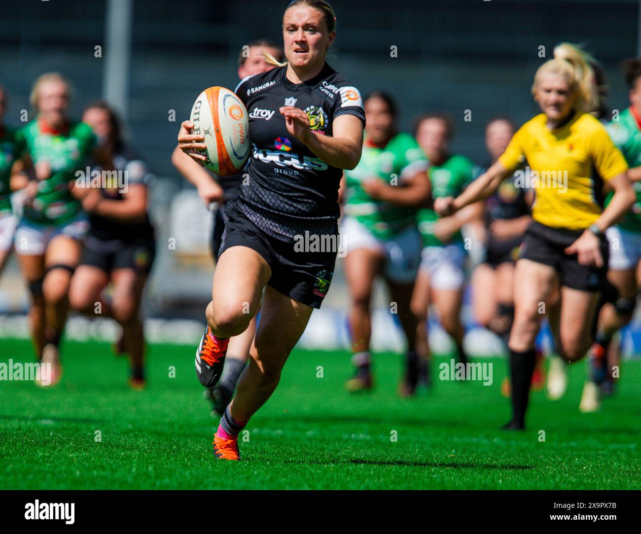 Brooke Badley di Exeter corre verso la linea di meta per segnare ai suoi lati la seconda meta del match Exeter Chiefs Women vs Leicester Tiger Women PWR Sand Foto Stock