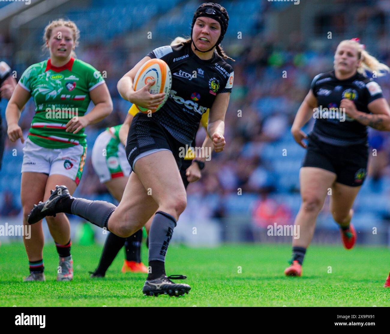 Merryn Diodge di Exeter corre con la palla verso la linea di meta Exeter Chiefs Women vs Leicester Tiger Women PWR Sandy Park Exeter Sunday2, giugno, Foto Stock