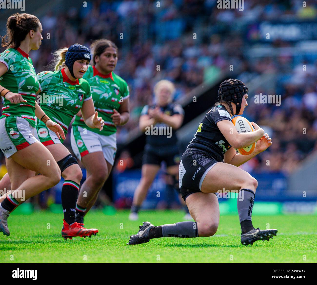 Merryn Diodge di Exeter corre con la palla verso la linea di meta per mettere la palla giù per una meta a Exeter Exeter Chiefs Women contro Leicester Tiger Women Foto Stock