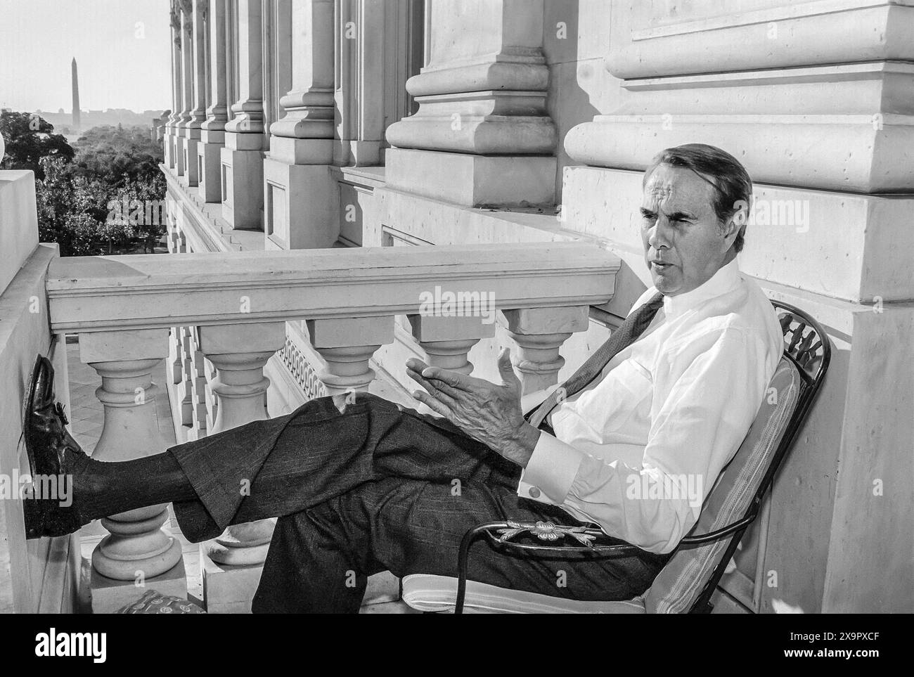 Senatore degli Stati Uniti Bob Dole (R-Kansas), seduto sul balcone fuori dall'ufficio del suo leader di minoranza, U.S. Capitol Building, Washington, D.C., USA, Michael Geissinger, 1990 anni Foto Stock