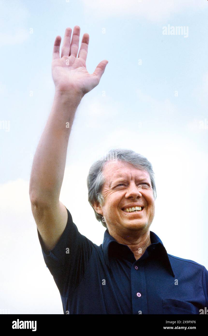 Il presidente degli Stati Uniti Jimmy Carter in abbigliamento casual sventolò la mano, Bernard Gotfryd, tra il 1977 e il 1981 Foto Stock