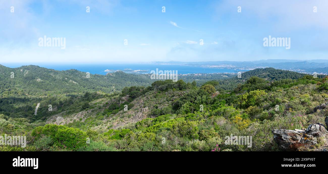 📷 Vista panoramica del massiccio di Cap-Sicié e Six-Fours-Les-Plages 🌊 da Notre Dame de mai, Francia meridionale 🇫🇷 Nikon D850 - Nikkor 20mm f/1,8 2 pi Foto Stock