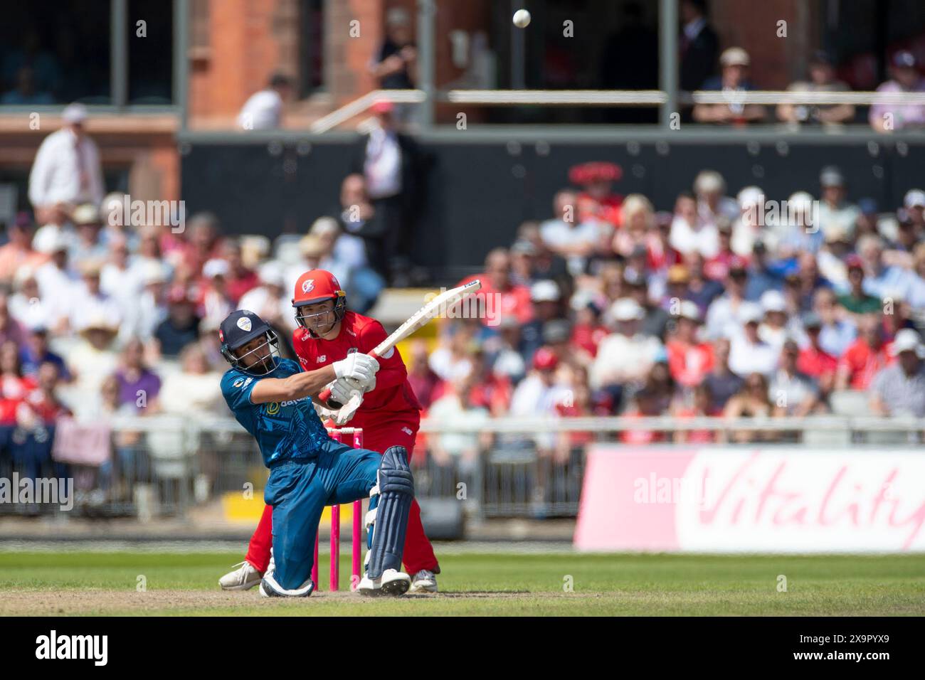 Old Trafford, Manchester domenica 2 giugno 2024. Brooke Guest #29 Derbyshire County Cricket Club durante la partita Vitality Blast T20 tra Lancashire e Derbyshire County Cricket Club a Old Trafford, Manchester, domenica 2 giugno 2024. (Foto: Mike Morese | mi News) crediti: MI News & Sport /Alamy Live News Foto Stock