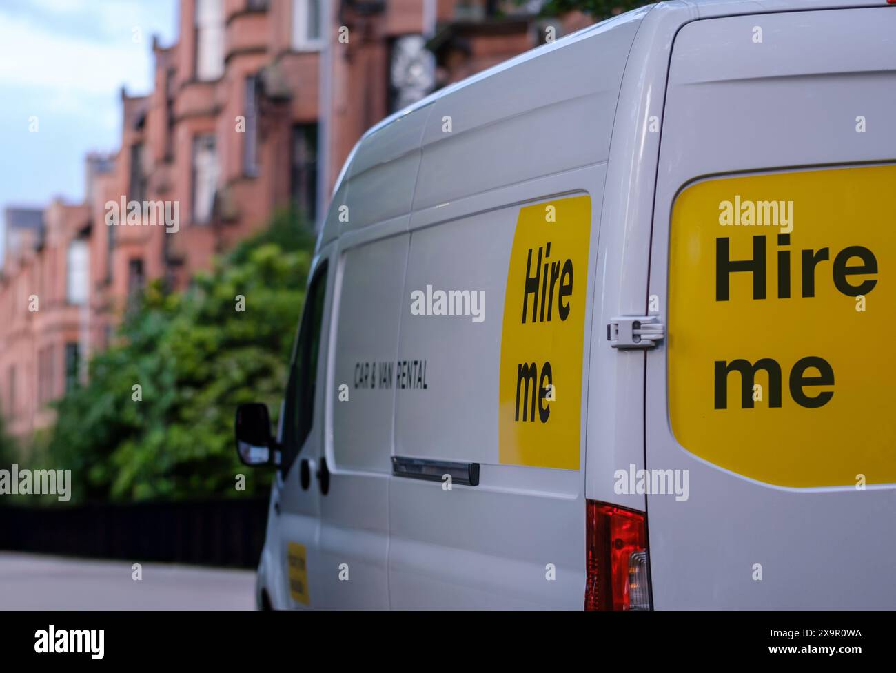 Un furgone o un furgone a noleggio con "Hire me" sul lato, utilizzato per spostare casa o appartamento a Glasgow, Scozia Foto Stock