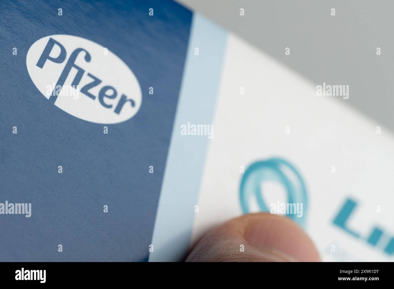 New York, Stati Uniti d'America - 31 maggio 2024: Marchio Pfizer Farmacia sulla vista ravvicinata della scatola delle pillole Foto Stock