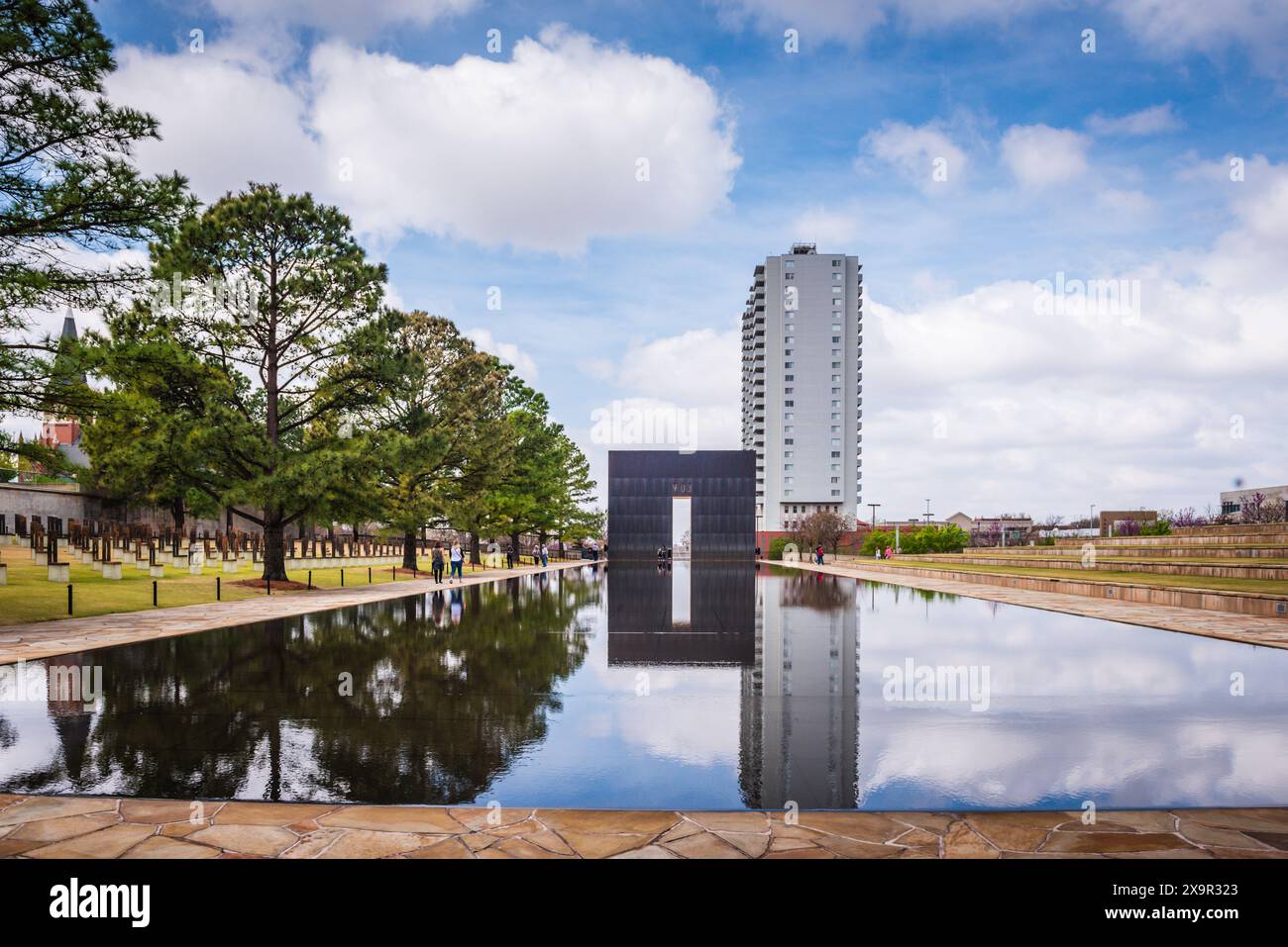 Oklahoma City, Oklahoma USA - 17 marzo 2017: Vista panoramica della piscina riflettente all'Oklahoma City National Memorial in onore delle vittime dell'Okl Foto Stock