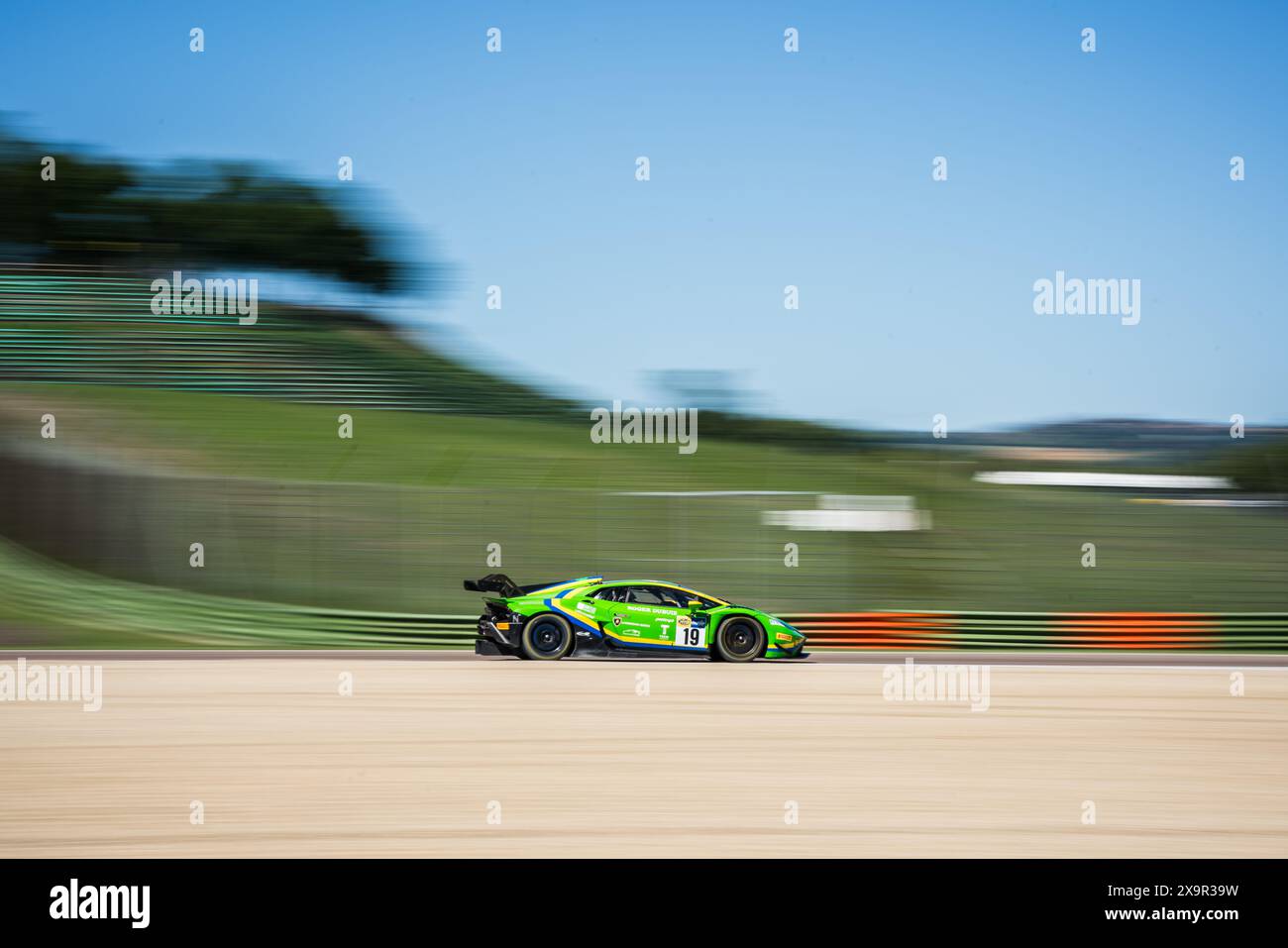 Imola, Italia. 1 giugno 2024. Lamborghini Huracàn Evo 2 del team VRS guidato da Cazzaniga Riccardo e di Folco Alberto gareggia durante le qualifiche del Campionato Italianao Gran Turismo Sprint GT3 all'Enzo e Dino Ferrari International Racetrack. (Foto di Luca Martini/SOPA Images/Sipa USA) credito: SIPA USA/Alamy Live News Foto Stock