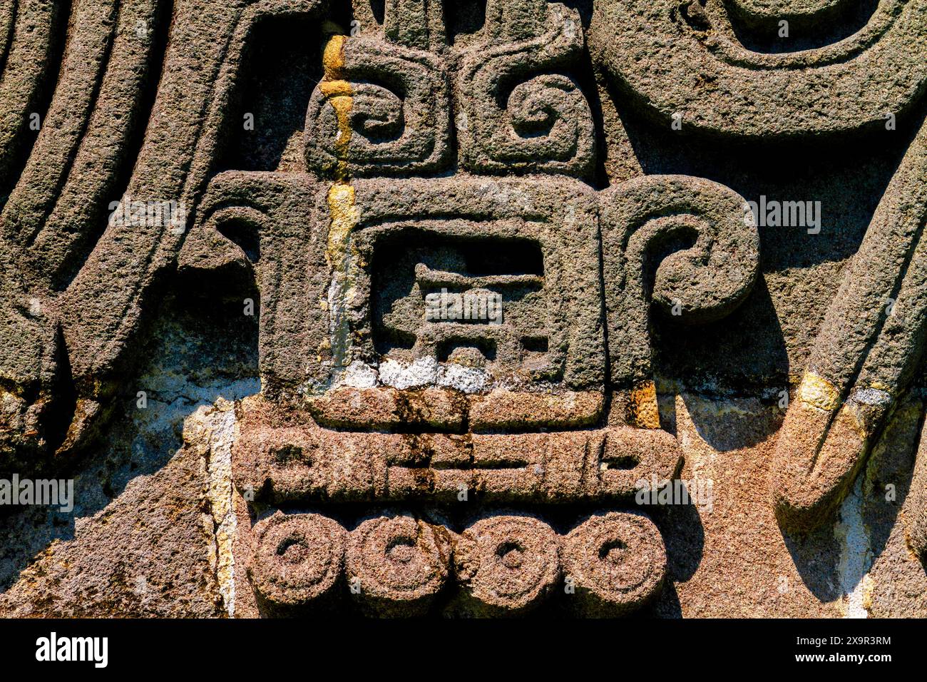 Arte azteca intagliata nella piramide di Xochicalco Foto Stock
