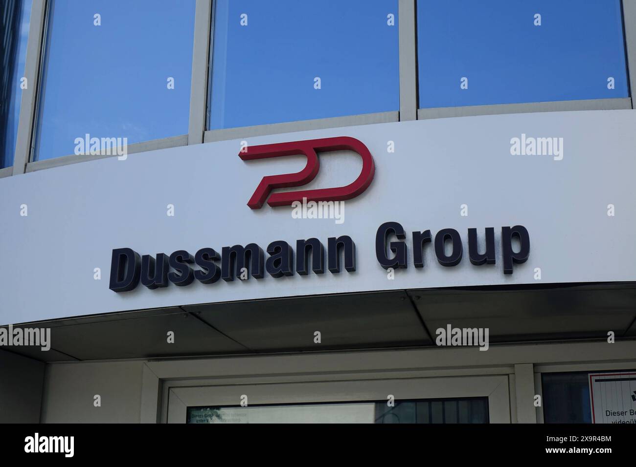 Dussmann Group im mosse-Zentrum-Berlin Dussmann Group im mosse-Zentrum-Berlin, 28.04.2024, Mitte, Schützenstrasse, Berlino, DAS mosse-Zentrum-Berlin befindet sich in der Schützenstrasse von Berlin mit dem Hauptmieter Dussmann Group. *** Dussmann Group nel Mosse Center Berlin Dussmann Group nel Mosse Center Berlin, 28 04 2024, Mitte, Schützenstrasse, Berlino, il mosse Center Berlin si trova nel Schützenstrasse di Berlino, con il principale inquilino Dussmann Group Foto Stock