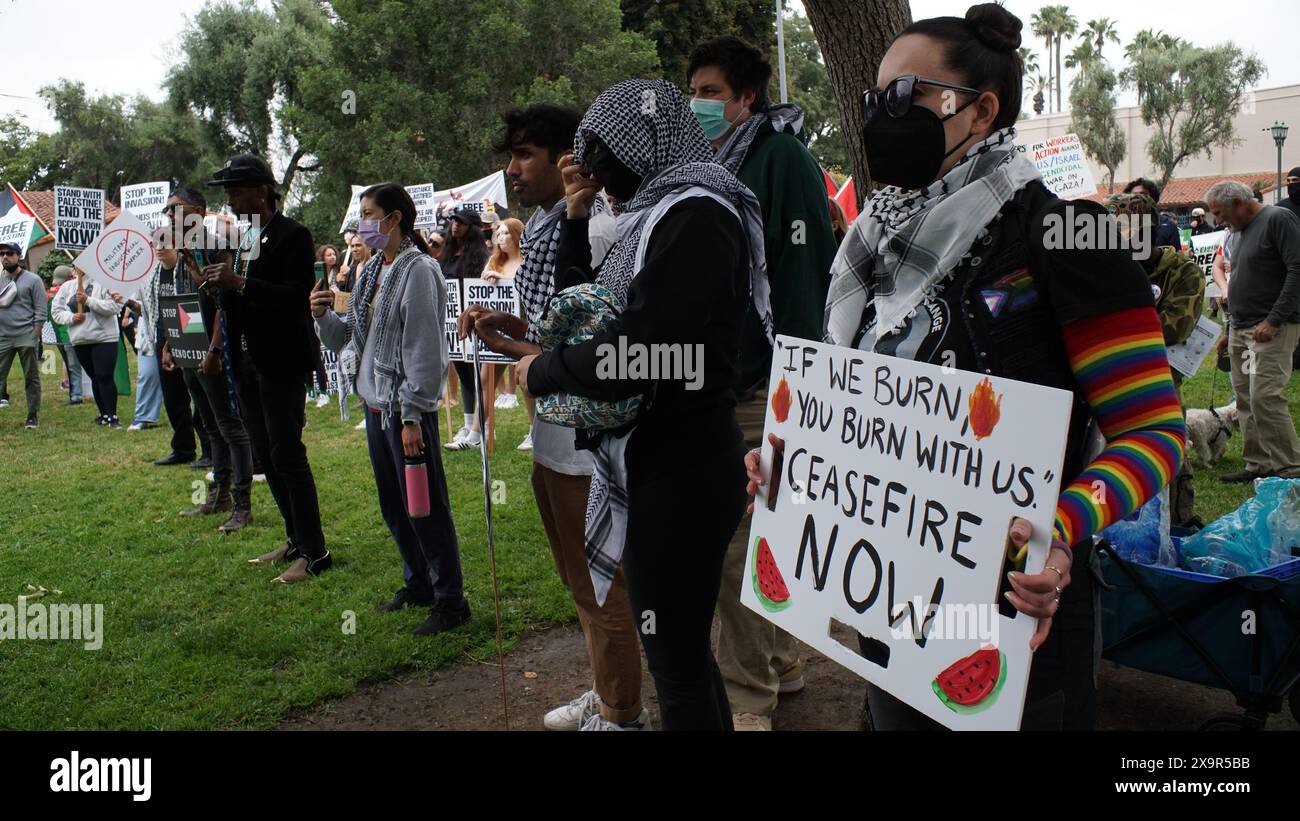 01 giugno 2024, Los Angeles, California, l'evento "Rise Up for Rafah" è stato un raduno organizzato da CodePink, un'organizzazione femminista di base, che si è svolta al Plummer Park di West Hollywood il 1 giugno 20241. La manifestazione ha attirato oltre 300 manifestanti che si sono riuniti per esprimere la loro opposizione contro le azioni militari di Israele che hanno preso di mira Hamas a Rafah1. La protesta coincise con le celebrazioni del WeHo Pride, ma si tenne sul lato est del parco. Foto Stock
