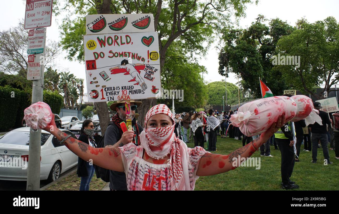 01 giugno 2024, Los Angeles, California, l'evento "Rise Up for Rafah" è stato un raduno organizzato da CodePink, un'organizzazione femminista di base, che si è svolta al Plummer Park di West Hollywood il 1 giugno 20241. La manifestazione ha attirato oltre 300 manifestanti che si sono riuniti per esprimere la loro opposizione contro le azioni militari di Israele che hanno preso di mira Hamas a Rafah1. La protesta coincise con le celebrazioni del WeHo Pride, ma si tenne sul lato est del parco. Foto Stock