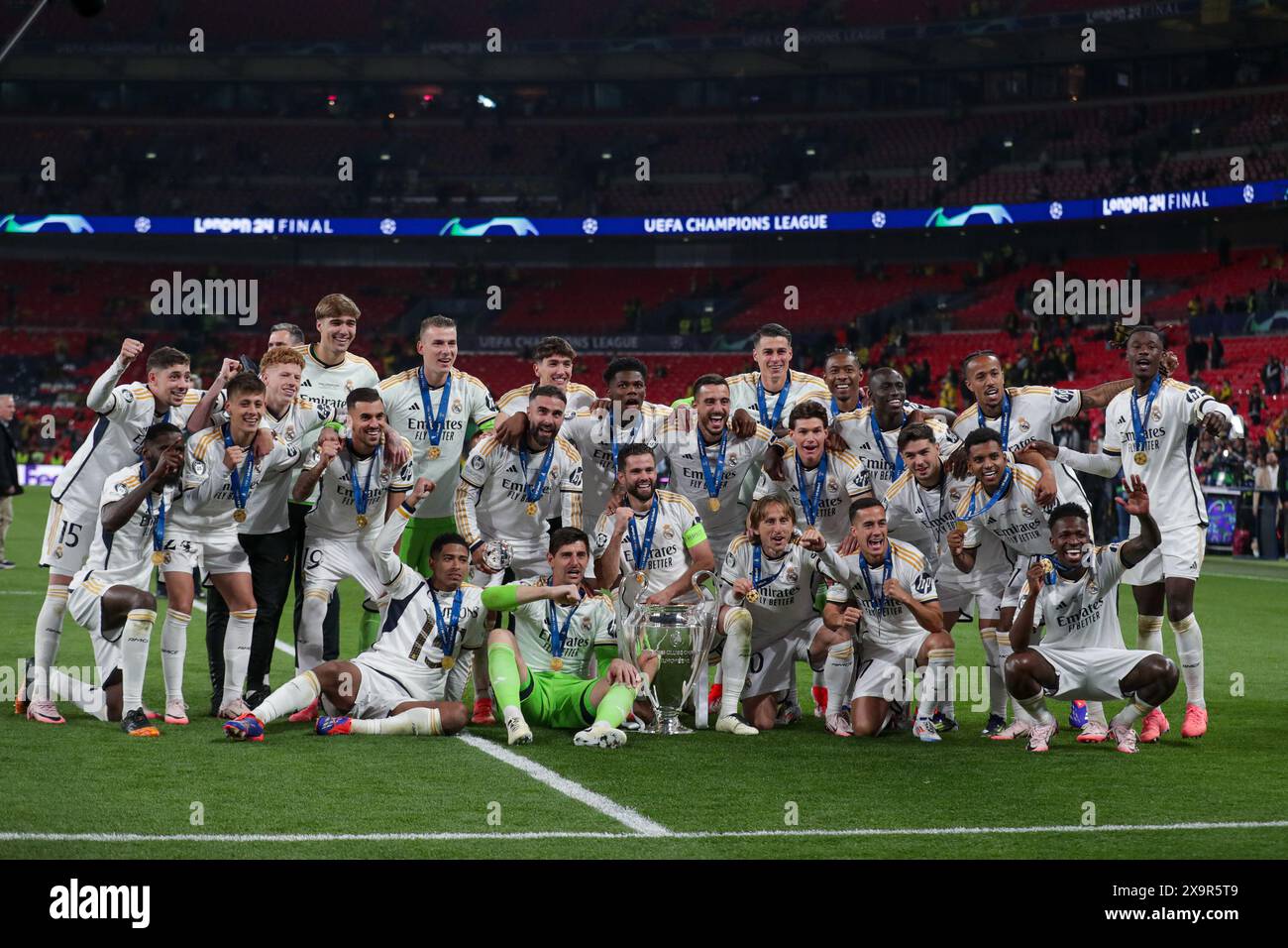Londra, Regno Unito. 1 giugno 2024. I giocatori del Real Madrid posano per la foto durante la cerimonia della medaglia della finale di UEFA Champions League tra il Borussia Dortmund e il Real Madrid allo stadio di Wembley. Punteggio finale; Borussia Dortmund 0 : 2 Real Madrid. Credito: SOPA Images Limited/Alamy Live News Foto Stock