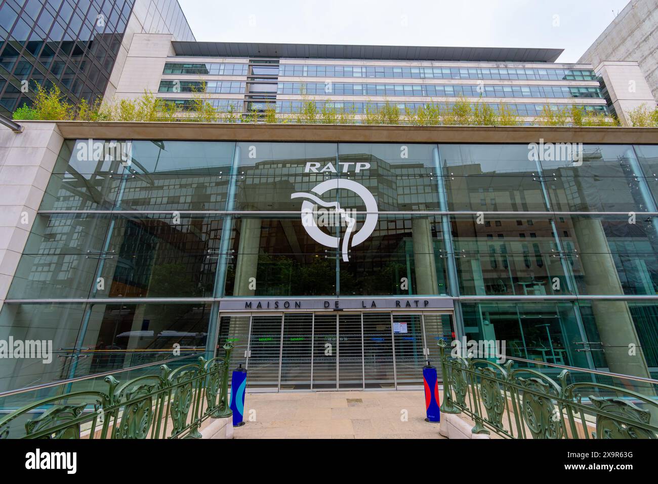 Vista esterna della sede centrale della RATP (Régie Autonome des Transports Parisiens), società pubblica che gestisce la maggior parte dei trasporti a Parigi Foto Stock