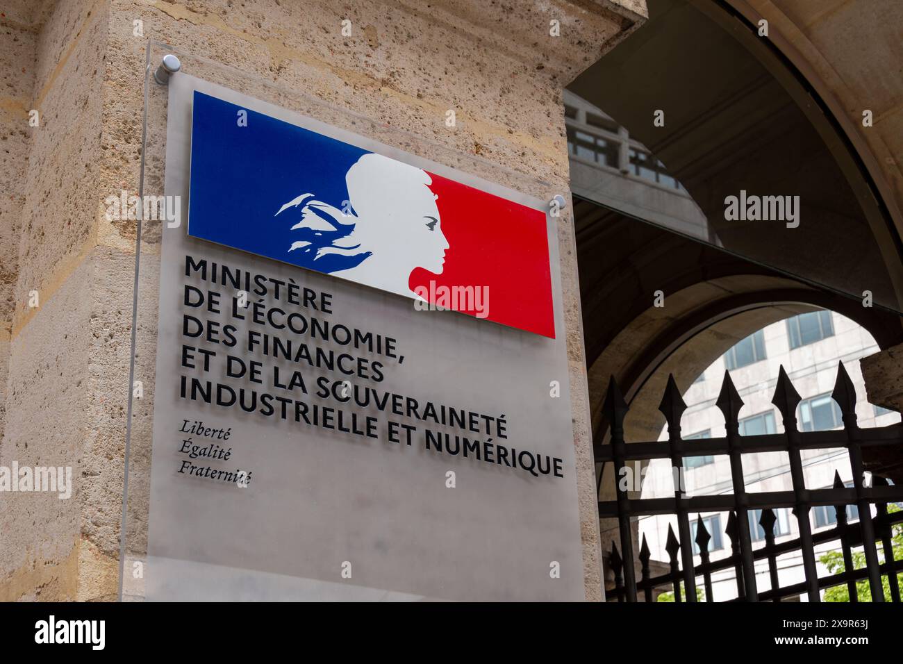 Cartello all'ingresso dell'edificio del Ministero dell'economia, delle Finanze e della sovranità industriale e digitale con il logo della Repubblica francese Foto Stock