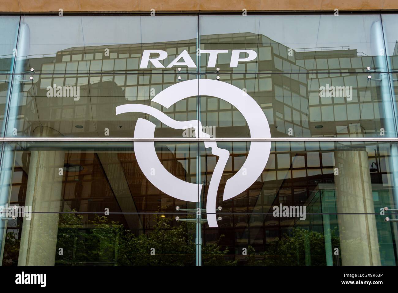 Firma e logo sulla sede della RATP (Régie Autonome des Transports Parisiens), società pubblica che gestisce la maggior parte dei trasporti a Parigi Foto Stock