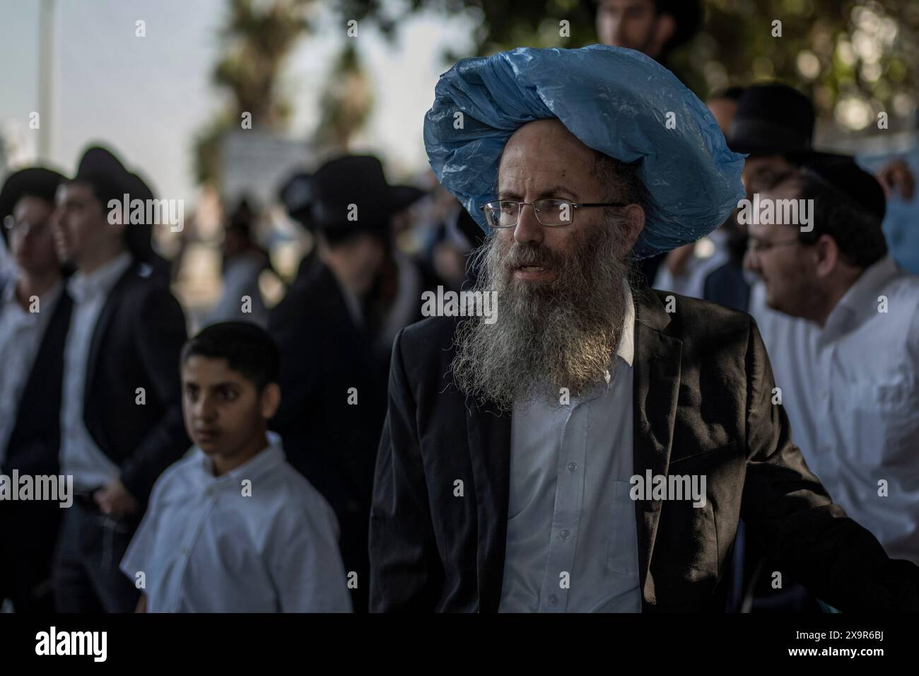 Bnei Brak, Israele. 2 giugno 2024. I manifestanti ebrei ultra-ortodossi bloccano una strada a Bnei Brak, durante una protesta contro possibili cambiamenti nelle leggi esentano gli uomini ultra-ortodossi dalla coscrizione militare. Crediti: Ilia Yefimovich/dpa/Alamy Live News Foto Stock