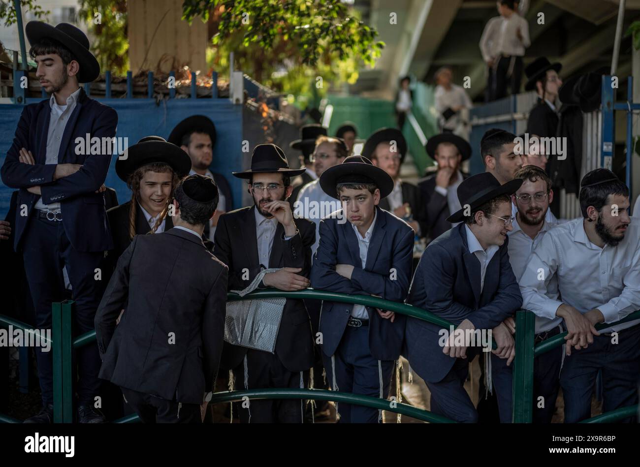 Bnei Brak, Israele. 2 giugno 2024. I manifestanti ebrei ultra-ortodossi bloccano una strada a Bnei Brak, durante una protesta contro possibili cambiamenti nelle leggi esentano gli uomini ultra-ortodossi dalla coscrizione militare. Crediti: Ilia Yefimovich/dpa/Alamy Live News Foto Stock