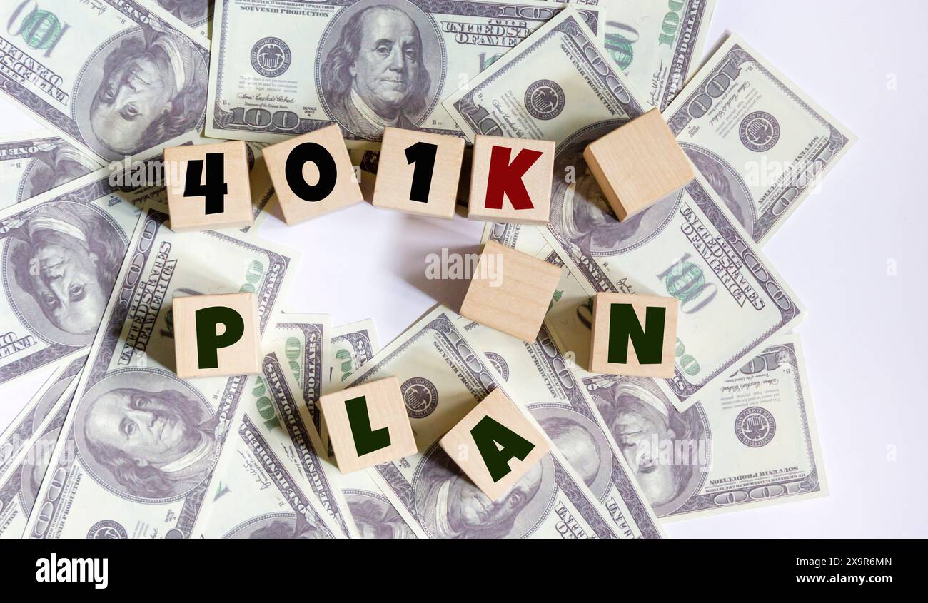 Business e finanza. Sul tavolo ci sono i dollari e una nota adesiva colorata che dice IL PIANO 401K. Foto Stock