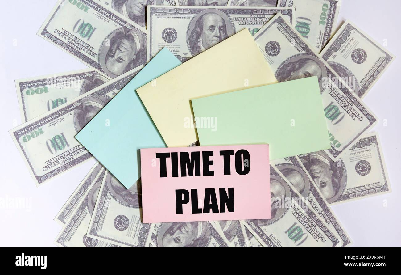 Tempo per pianificare il concetto su adesivi e banconote in dollari Foto Stock