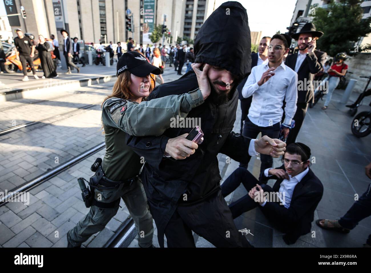 La polizia DI PROTESTA DI DIFESA ISRAELIANA MIDEAST rimuove gli ebrei ultra-ortodossi che bloccano una strada durante una protesta contro la coscrizione militare al di fuori della Corte suprema israeliana a Gerusalemme, 2 giugno 2024. La Corte Suprema d'Israele ascolta il 2 giugno una risposta dello stato sulla questione del reclutamento ultra ortodosso, dopo aver precedentemente prorogato un termine per la presentazione da parte del governo di un piano di coscrizione per gli ebrei ultra-ortodossi, che sono tradizionalmente esenti dal servizio militare. Foto di saeed qaq Copyright: XSAEEDQAQx AX4X2189 Foto Stock