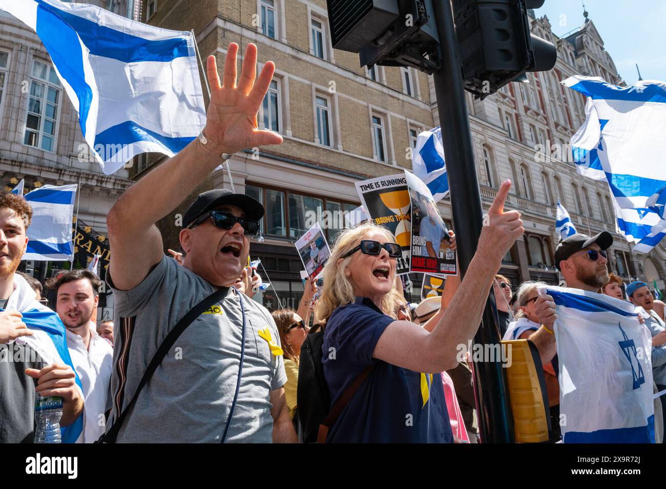 Londra, Regno Unito. 2 giugno 2024. Centinaia di manifestanti pro-Israele marciano a Whitehall con una marcia organizzata dal progetto Human Chain del 7/10. Il rabbino capo Ephraim Mirvis è visto marciare al fronte con molti altri sostenitori. Crediti: Andrea Domeniconi/Alamy Live News Foto Stock