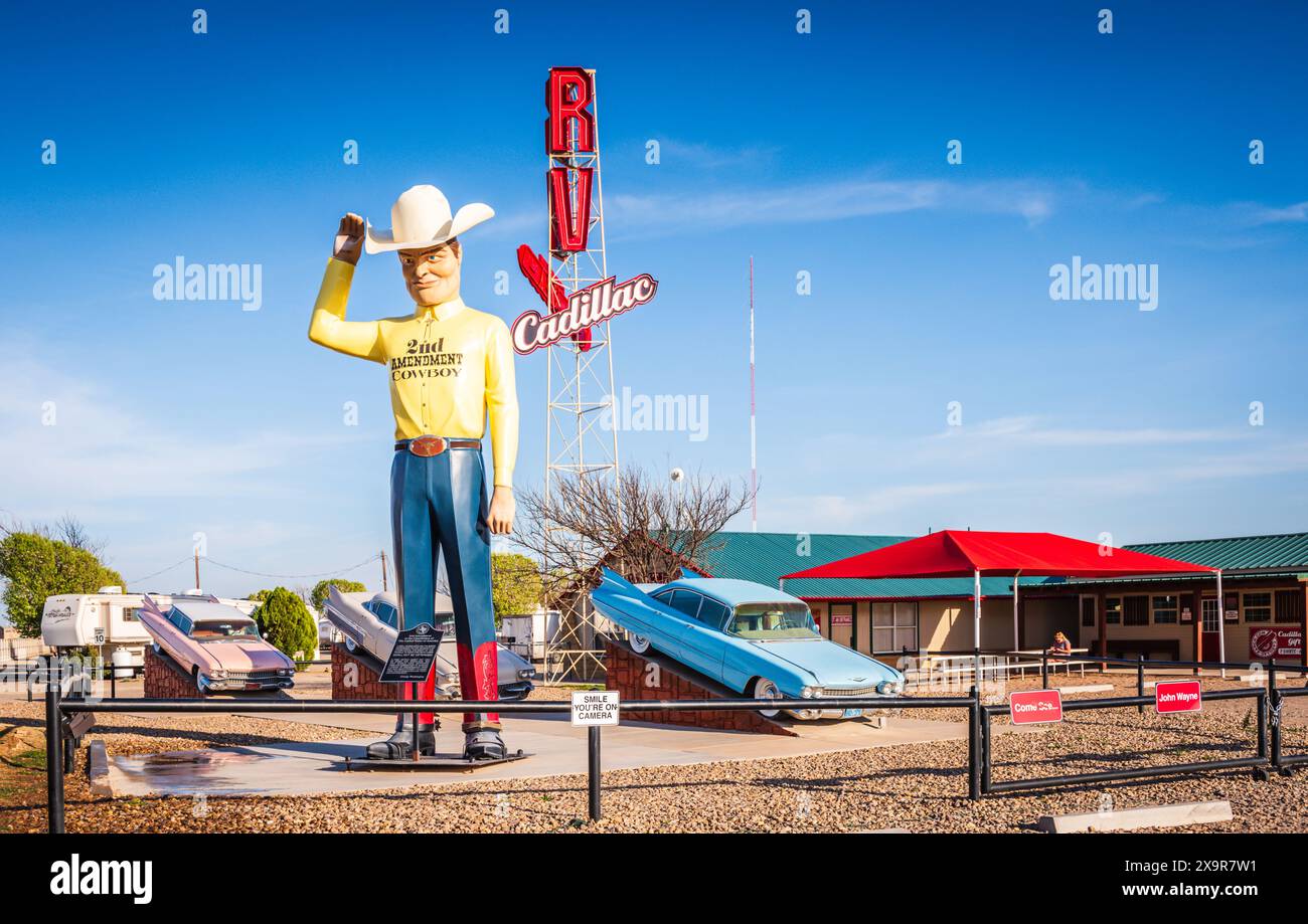 Statua del cowboy del secondo emendamento, ex Muffler Man, al Cadillac Ranch RV Park di Amarillo, Texas. Foto Stock