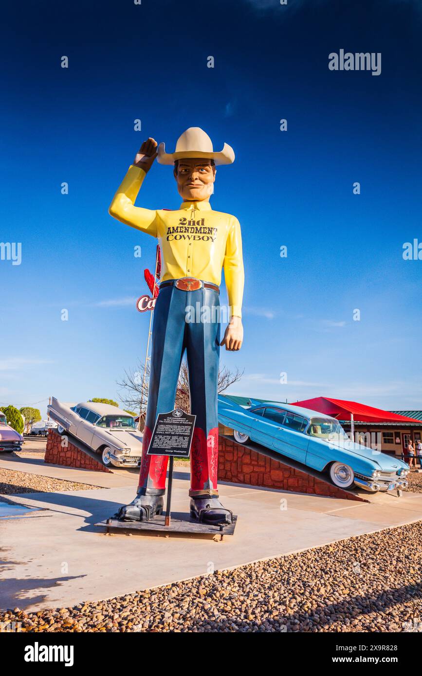 Statua del cowboy del secondo emendamento, ex Muffler Man, al Cadillac Ranch RV Park di Amarillo, Texas. Foto Stock