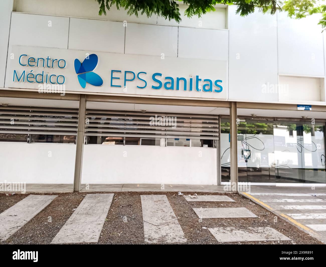 CALI, COLOMBIA - 02 GIUGNO 2024: Facciata di un centro sanitario SANITAS EPS chiuso. Concetto EPS chiuso. Foto Stock