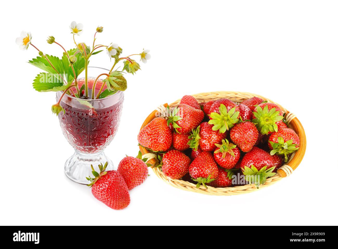 Fragole mature in un cestello e succo di bacche in un bicchiere isolato su sfondo bianco. Collage. Spazio libero per il testo. Foto Stock