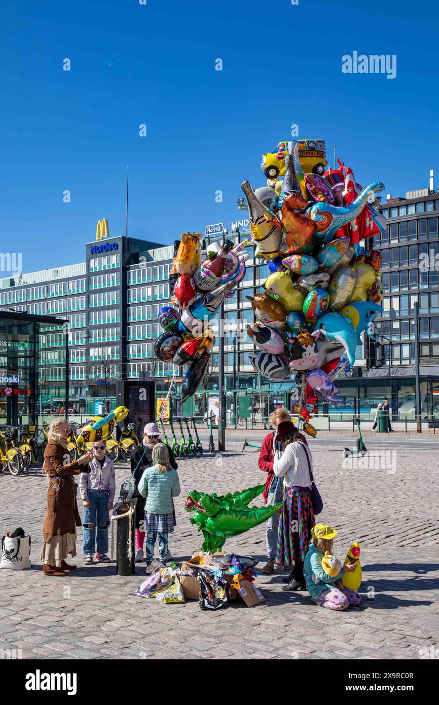 Venditori di mongolfiere sulla Piazza del mercato di Hakaniemi il giorno di maggio a Helsinki, Finlandia Foto Stock
