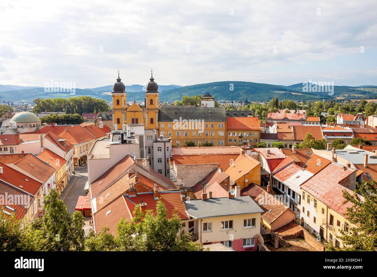 Vista della città vecchia di Trenčín nella soleggiata giornata estiva in Slovacchia, Europa Foto Stock