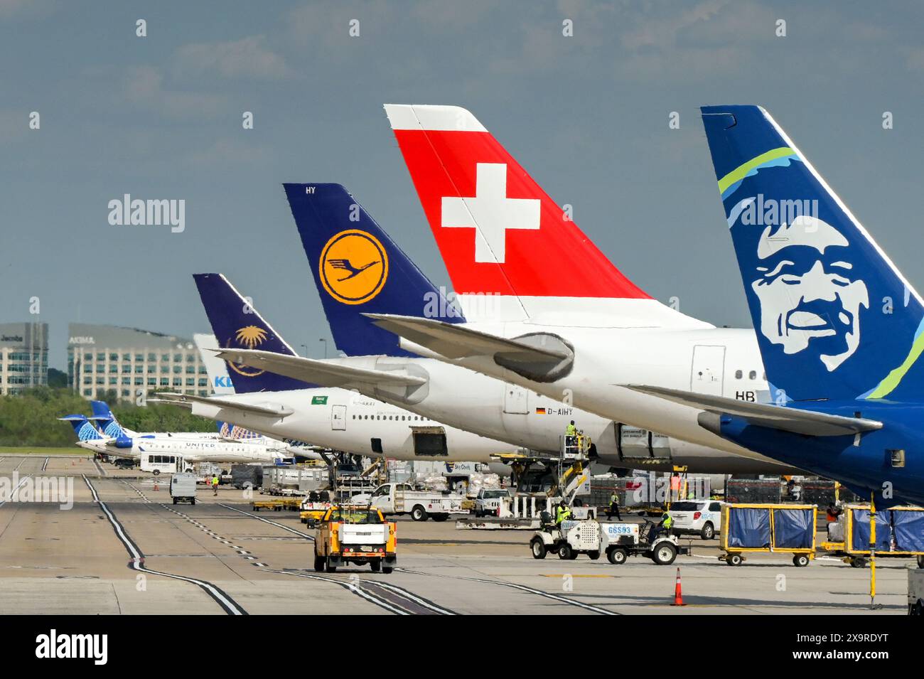Washington DC, USA - 29 aprile 2024: Fila delle pinne di coda di aerei di diverse compagnie aeree presso l'aeroporto internazionale Dulles Foto Stock