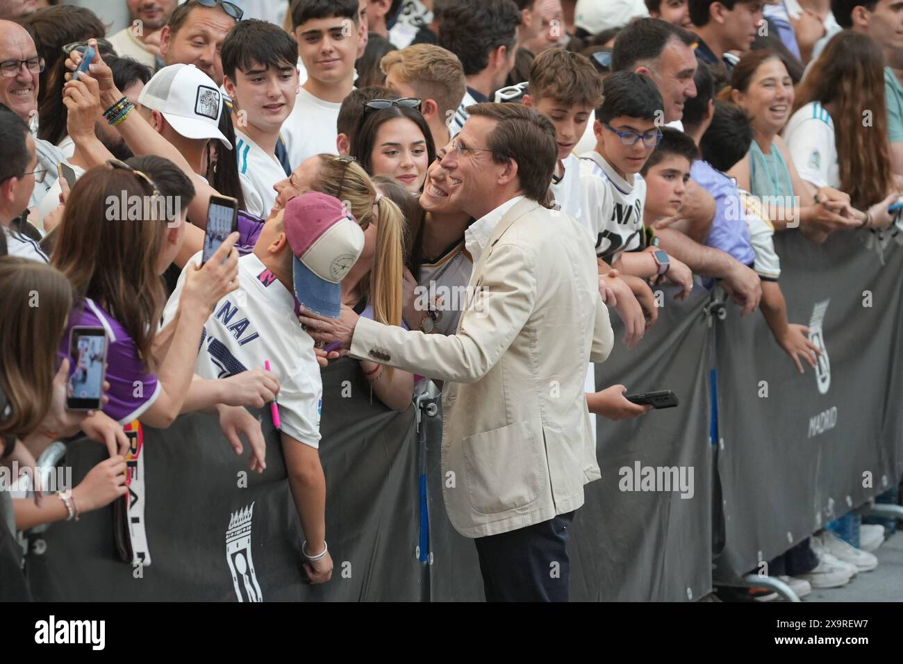 Madrid, Spagna. 2 giugno 2024. Giocatori del Real Madrid durante la celebrazione della 15a vittoria del Real Madrid in campionato alla Plaza de Cibeles di Madrid. 2 giugno 2024 credito: CORDON PRESS/Alamy Live News Foto Stock