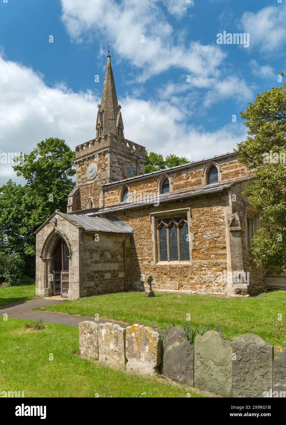 Esterno della piccola chiesa parrocchiale inglese di St Mary the Virgin, Burrough on the Hill, Leicestershire, Inghilterra, Regno Unito Foto Stock